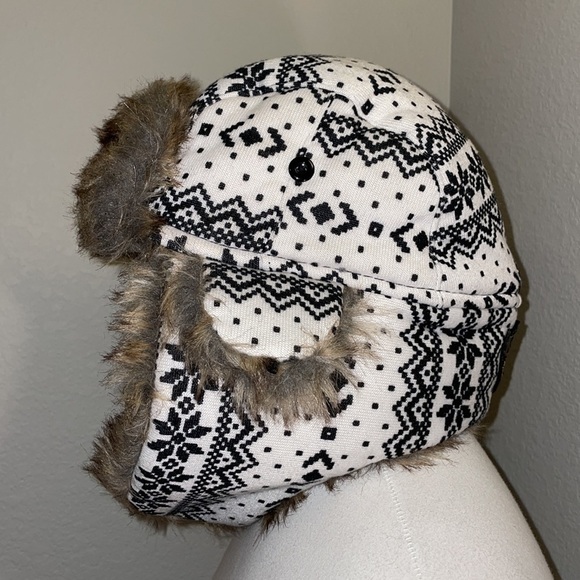 SA Nordic trapper fur lined earflap hat w chin buckle. One size fits most. - Picture 6 of 12